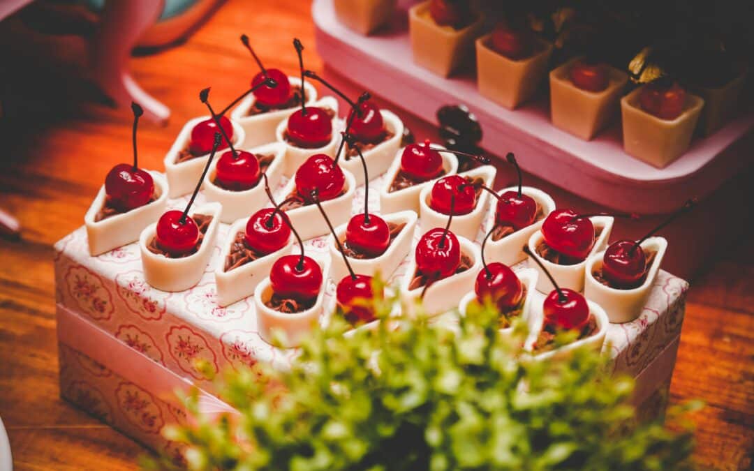 Desserts aux cerises sur plateau élégant