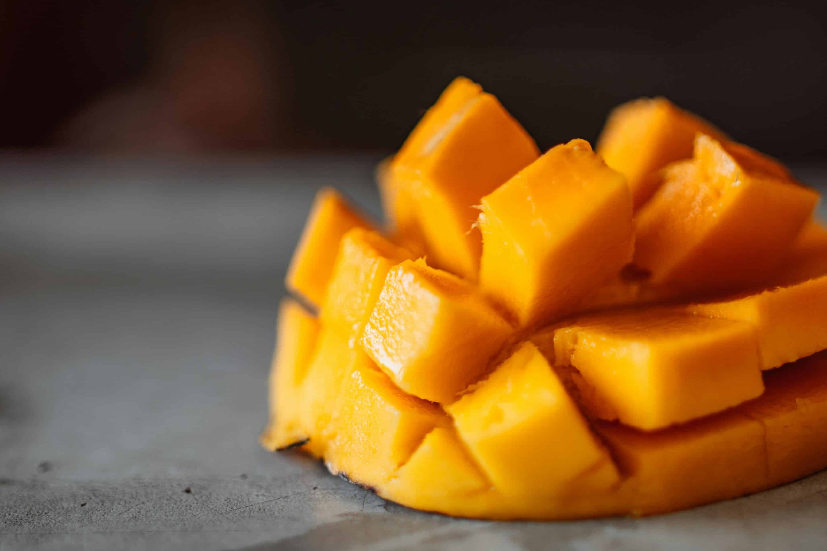 Morceaux de mangue coupés en cubes.